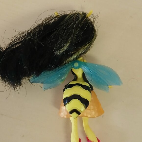 Monster High Garden Ghouls Winged Critters Beetrice Doll with bee charm - Picture 5 of 6